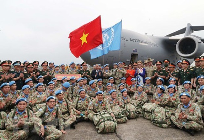 Vietnamese officers before departing for UN peacekeeping mission (Photo: VNA)