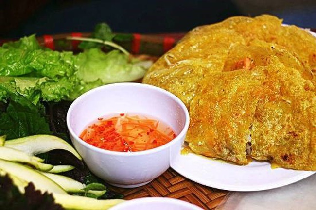 Banh xeo, a crispy Vietnamese pancake filled with pork, shrimp and bean sprouts, have become familiar to Vietnamese and foreigners.(Photo: VNA)