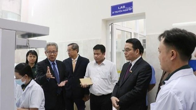 Governor of Cambodia's Champasak province Vilayvong Bouddakham (second, right) visits Dinh Thanh Agricultural Research Centre under Loc Troi Group JSC in An Giang on August 26. (Photo: VNA)