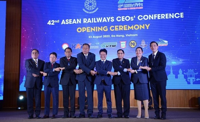 Officials from the railway industry in eight ASEAN countries pose for group photo at the event. (Photo: VNA)