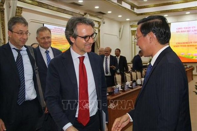 Chairman of the Ho Chi Minh City People’s Committee Phan Van Mai receives ambassadors, consuls general and honorary consuls of EU member countries in Vietnam. (Photo: VNA)