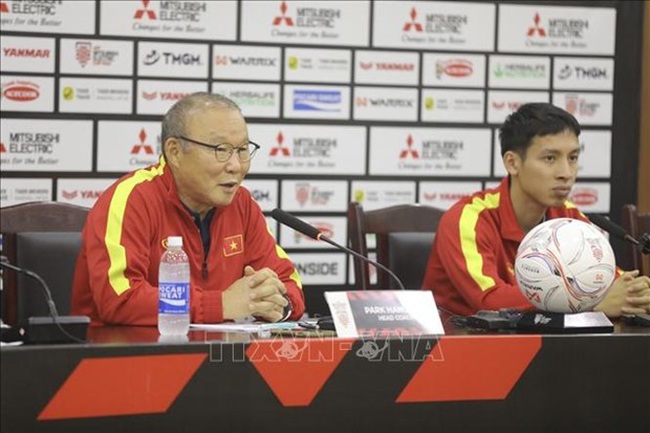 Head coach Park Hang-seo (L) at the press conference (Photo: VNA)