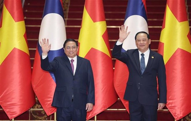 PM Pham Minh Chinh and his Lao counterpart Sonexay Siphandone before talks (Photo: VNA)