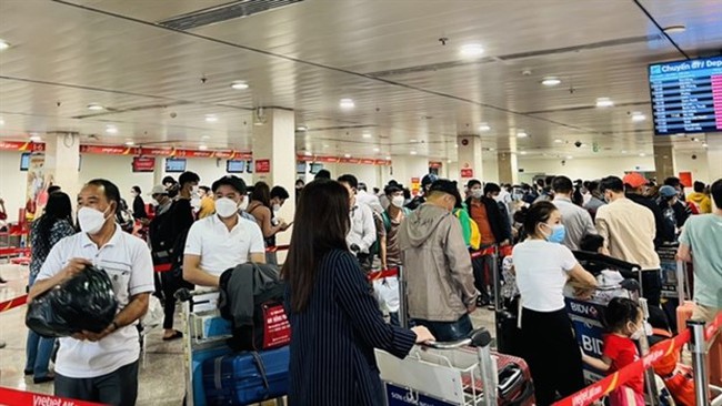 Tan Son Nhat International Airport in HCM City is overrun by air travelers. (Photo: VNA)