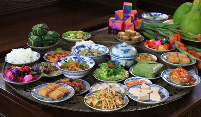 Food offerings to ancestors in Hue on Lunar New Year's Day. (Photo: VNA)