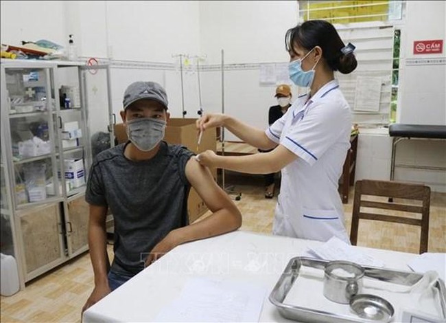 A man is vaccinated against COVID-19. (Photo: VNA)