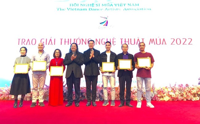 Prizes presented to choreographers of the best dance performances of the year. (Photo: hanoimoi.com.vn)