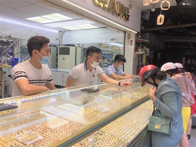 Customers buy gold at a shop in HCM City. (Photo: VNA)