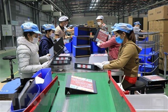 Employees working at Deli Vietnam Co., Ltd in Yen Phong Industrial Park in Bac Ninh province (Photo: VNA)