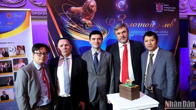 Nguyen Quoc Hung (far right) received the award.