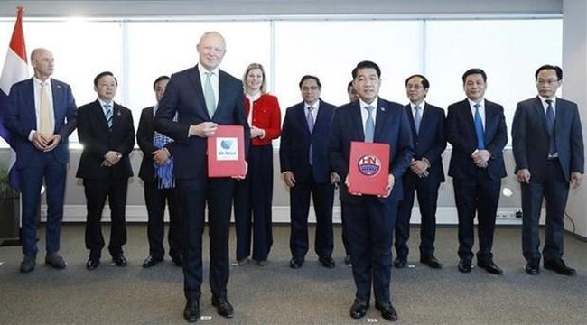 Prime Minister Pham Minh Chinh (C) witnesses the signing and exchange of cooperation documents between Vietnamese and Dutch businesses and partners. (Photo: VNA)