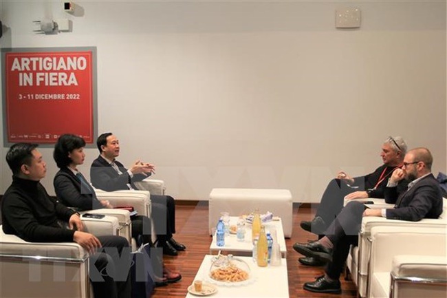 Vietnamese Ambassador to Italy Duong Hai Hung had a working session with Antonio Intiglietta, President and CEO of Gestione Fiere (Photo: VNA)