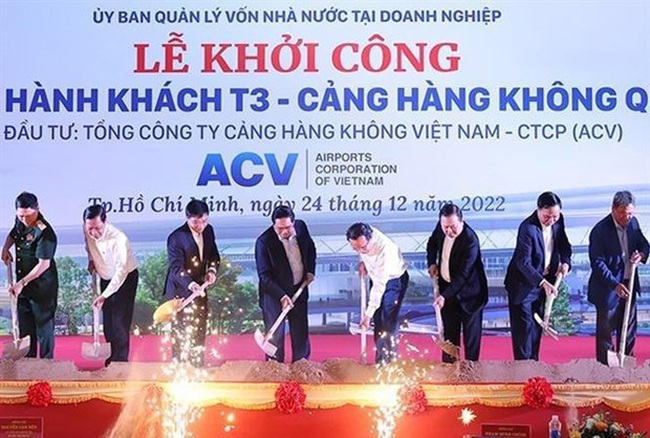 Prime Minister Pham Minh Chinh (fourth from left) and delegates perform the ground-breaking ritual (Photo: VNA)