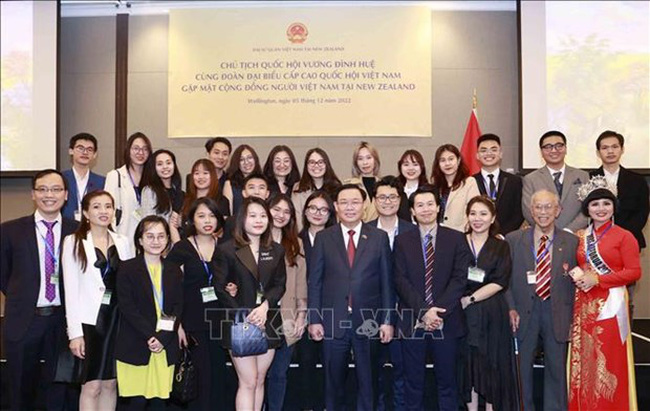 National Assembly Chairman Vuong Dinh Hue meets representatives of the Vietnamese community in New Zealand (Photo: VNA)