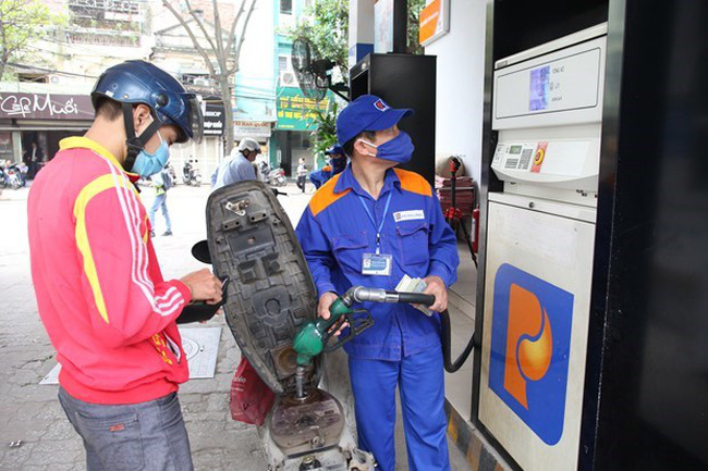 The price of RON 95-III petrol went down 500 VND per litre to 20,700 VND ( 0.87USD) per litre from 3pm on December 21. (Photo: VNA)