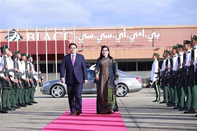 Prime Minister Pham Minh Chinh and his wife at the welcome ceremony in Brunei (Photo: VNA)