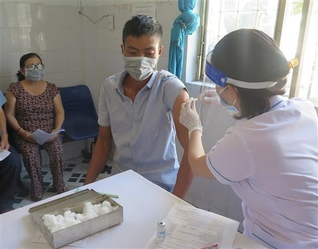 A man gets vaccinated against COVID-19 in Kon Tum province. (Photo: VNA)