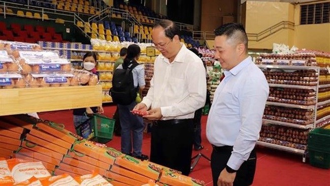Nguyen Ho Hai (right), Vice Secretary of the Ho Chi Minh City Party Committee visits a booth of 