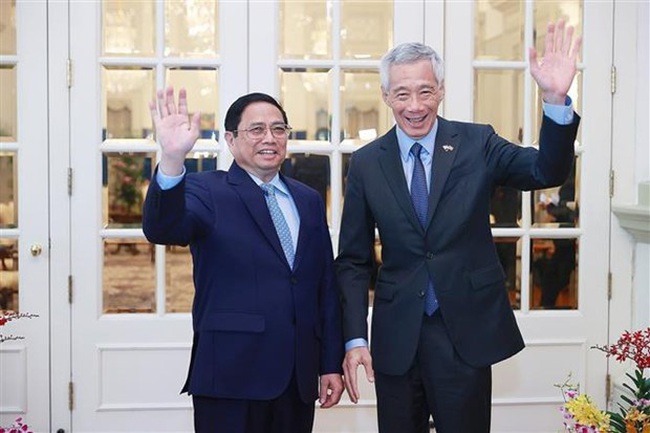 Prime Minister Pham Minh Chinh (L) and his Singaporean counterpart Lee Hsien Loong. (Photo: VNA)
