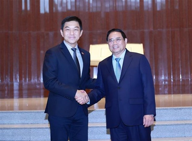 PM Pham Minh Chinh (R) and Speaker of the Singaporean Parliament Tan Chuan-Jin at their meeting in the city state on February 9 (Photo: VNA)