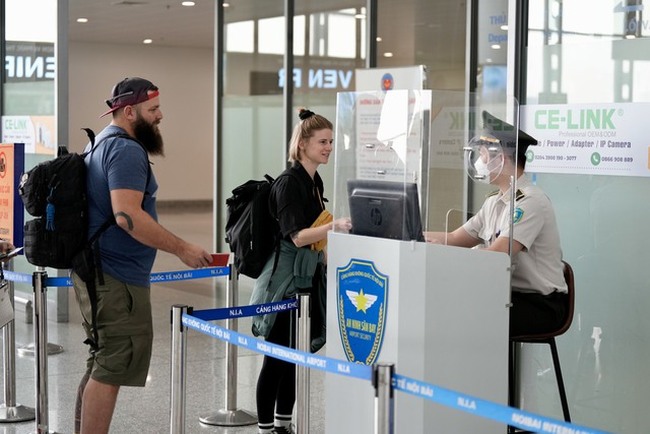 Security procedures at Nội Bài Airport in Hà Nội. — Photo vietnamplus.vn