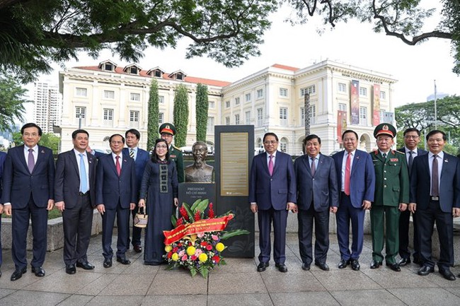 Prime Minister Pham Minh Chinh and his spouse on February 9 offer flowers in tribute to President Ho Chi Minh at his Statue in the Asian Civilizations Museum (ACM) in Singapore. (Photo: VNA