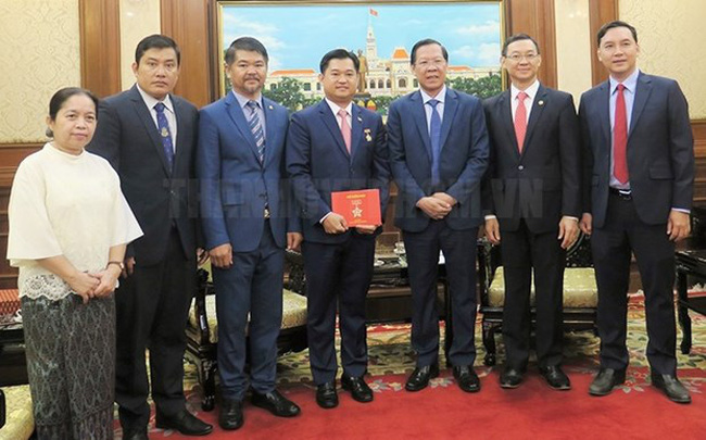 Chairman of the Ho Chi Minh City People’s Committee Phan Van Mai (third, from right) on January 31 receives Cambodian Consul General in the city Sok Dareth (central) who comes to bid farewell at the end of his tenure. (Photo: VNA)