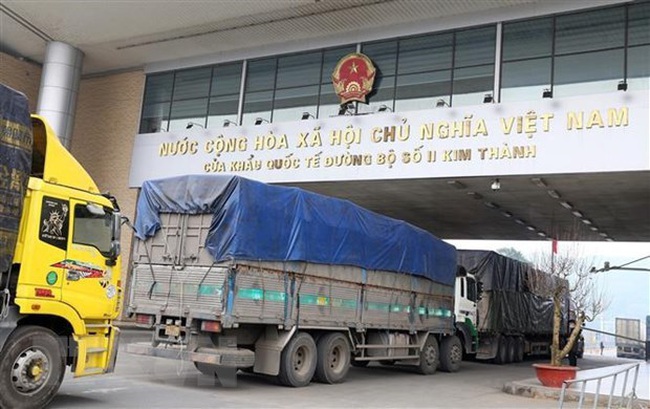 Trucks carrying products for export to China pass through Kim Thanh International Land Border Gate No. 2 in the northern province of Lao Cai. (Photo: VNA)