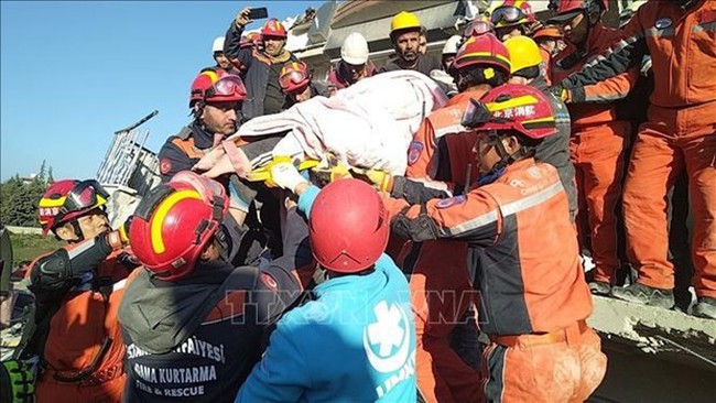 Rescue workers transport a woman who survived the earthquake in Hatay, Turkey, on February 9, 2023. (Photo: Xinhua/VNA)