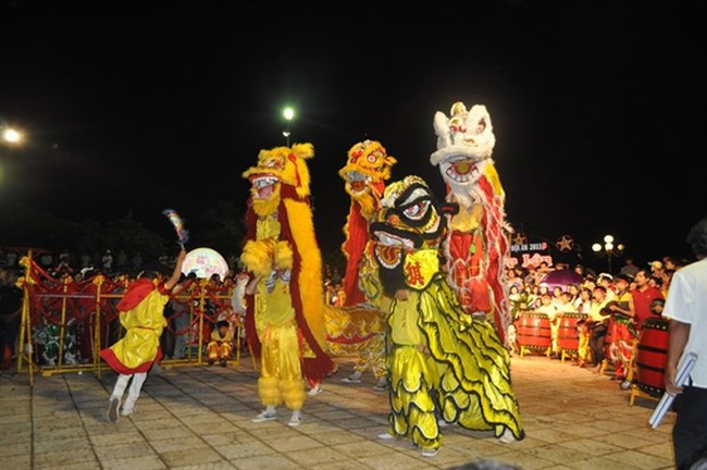 Lion dances during the annual middle autumn festival in Hoi An. The festival was listed as a national intangible heritage by the Ministry of Culture, Sports and Tourism. (Photo courtesy of Hoi An city's Centre for Cultural Heritage Management and Preservation)