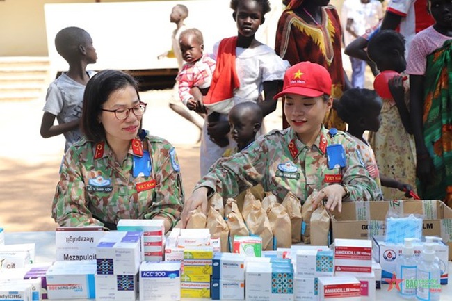 Vietnamese “blue beret” physicians working far from their homeland have engaged in volunteer work to help and support the local hospital as well as patients in Bentiu, South Sudan (Photo: VNA)