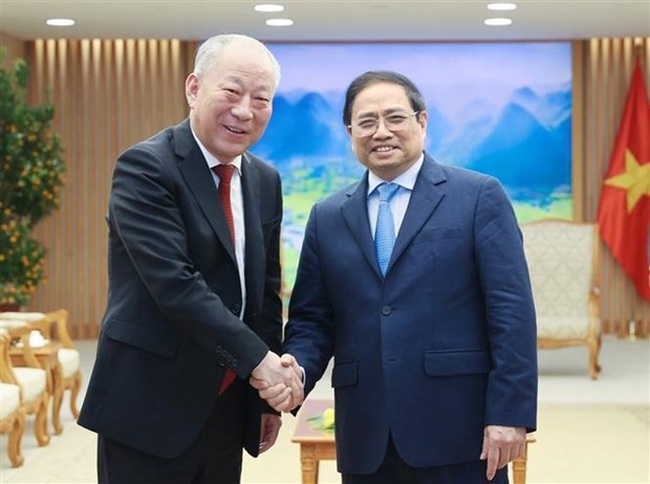 Prime Minister Pham Minh Chinh (R) and Yan Jiehe, Founder and Chairman of China Pacific Construction Group (Photo: VNA)