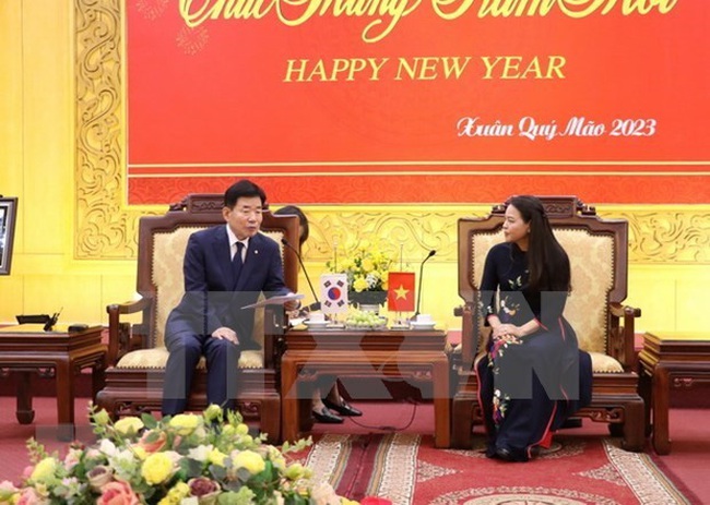 Secretary of Ninh Binh provincial Party Commitee Nguyen Thi Thu Ha meets Speaker of the RoK's National Assembly Kim Jin-pyo on January 15. (Photo: VNA)