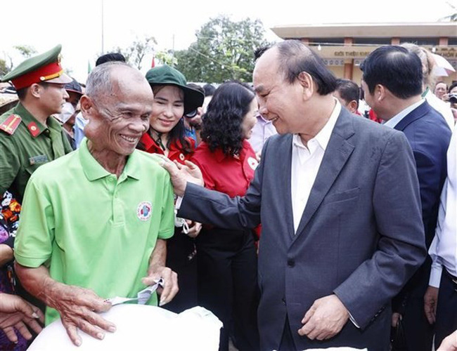 President Nguyen Xuan Phuc meets policy beneficiaries in Kien Giang province. (Photo: VNA)