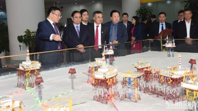 PM Pham Minh Chinh listens to introduction about PetroVietnam's activities (Photo: NDO)