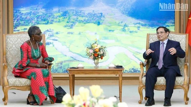 Prime Minister Pham Minh Chinh receives Deputy Managing Director of the International Monetary Fund (IMF) in charge of the Asia-Pacific Antoinette Sayeh (Photo: VGP)
