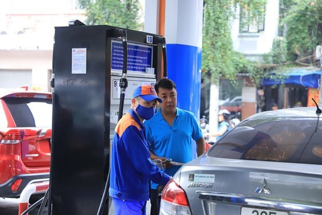 Retail prices of petrol are increased from January 3. (Photo: VNA)