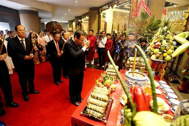 Ho Chi Minh City officials offer incense to Hung Kings at the National Historial and Cultural Park in the city on January 18. (Photo: VNA)