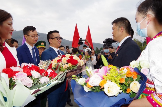 Border gate management units of Vietnam and China exchange flowers to celebrate the full reopening of the Ma Lu Thang-Jinshuihe Border Gate.