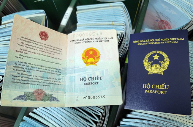 Ordinary passports with electronic chips to be issued from next month (Photo: VNA)