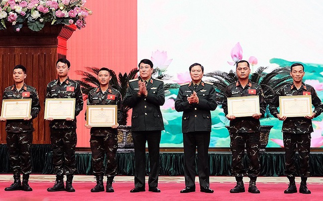 Members of the VPA team presented with the certificate of merit of the Defence Minister (Photo: VNA)
