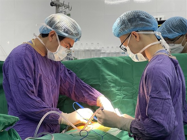 Doctors of the Vietnam-Germany Friendship Hospital perform the transplant on February 15. (Photo: VNA)