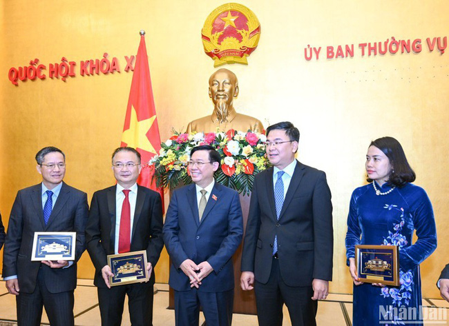 NA Chairman Vuong Dinh Hue meets heads of diplomatic representative offices abroad.