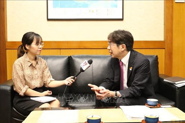 Japanese Ambassador to ASEAN Kiya Masahiko (R) in an interview with the Vietnam News Agency's resident correspondents. (Photo: VNA)