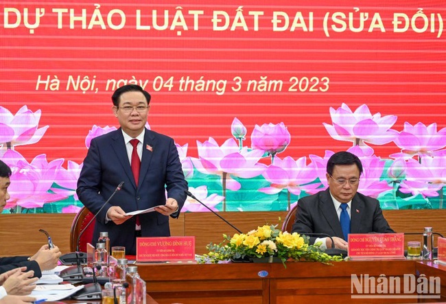 NA Chairman Vuong Dinh Hue speaks at the seminar in Hanoi on March 4. (Photo: Duy Linh)