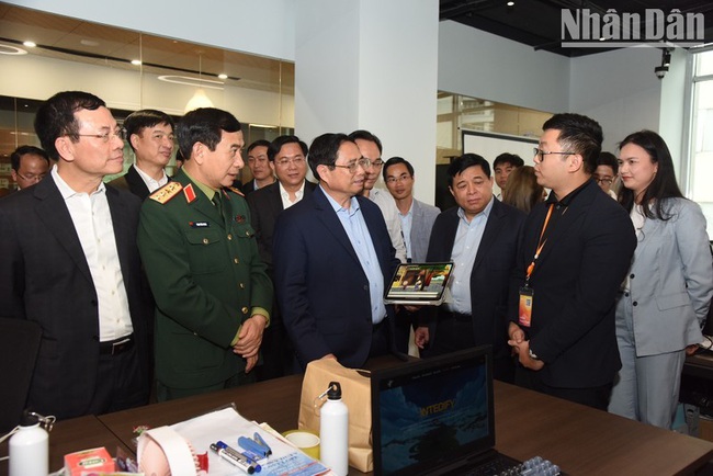 PM Pham Minh Chinh and officials visit the Vietnam National Innovation Centre on March 4. (Photo: VNA)