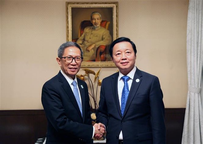 Deputy Prime Minister Tran Hong Ha (R) receives Philippine Secretary of Energy Raphael Perpetuo M. Lotilla (Photo: VNA)