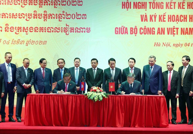 Vietnamese Minister of Public Security Gen. To Lam (R) and Cambodian Deputy PM and Minister of Interior Samdech Krolahom Sar Kheng sign the two ministries' 2023 cooperation plan on March 4. (Photo: VNA)