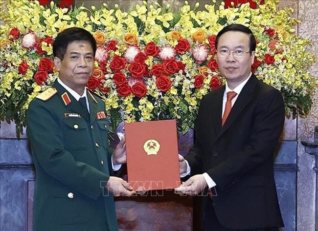 President Vo Van Thuong (R) presents the promotion decision to Deputy Chief of the General Staff of the Vietnam People’s Army (VPA) Nguyen Van Nghia (Photo: VNA)