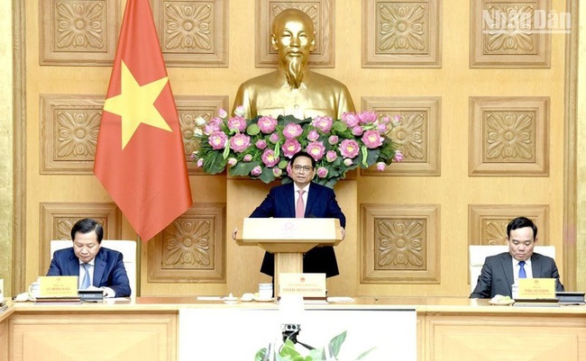 PM Pham Minh Chinh speaks at the meeting with chiefs of Vietnamese representative offices abroad. (Photo: Tran Hai)